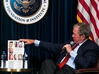 AUSSTELLUNG: Ex-US-Präsident Bush zeigt seine neusten Porträts