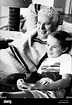 Actor Charlie Chaplin viendo televisión con su hija Geraldine ...