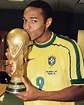 🇫🇷 20-year old Thierry Henry kissing the 1998 World Cup trophy wearing ...