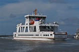 . Auto und Personenfähre Frisia III kommt ohne Fracht in den Hafen von ...