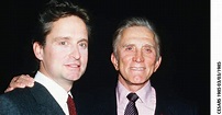 Kirk Douglas et son fils Michael en 1985 - Purepeople
