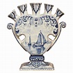 Antiguo jarrón de ladrillo con flores de loza holandesa de Delft, circa ...