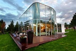 20 Incredibly Stunning Glass House Designs