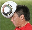El jugador Chileno Gary Medel cabecea la pelota Jabulani en el Mundial ...
