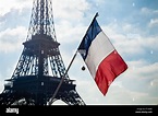 Bandera tricolor francesa en frente de la Torre Eiffel en París Francia ...