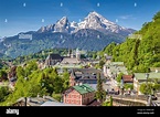 Ciudad histórica de Berchtesgaden con la famosa montaña de Watzmann en ...