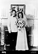 MARILYN MONROE mit 1. Ehemann Jim Dougherty am Tag ihrer Hochzeit im ...
