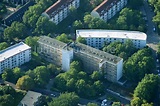 Luftaufnahme Berlin - Plattenbau- Hochhaus- Wohnsiedlung zwischen ...