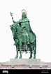 La estatua de San Esteban I, el primer rey de Hungría aislado en blanco ...