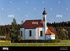 Deutschland, Oberbayern, Dietramszell, Blick auf St. Leonhard Kapelle ...