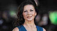 Catherine Zeta-Jones presume sus curvas en bikini