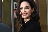 Il cappotto nero di Angelina Jolie è la vera tendenza del 2023