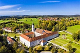 Deutschland, Bayern, Dietramszell, Hubschrauberansicht des Klosters ...