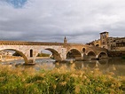 El Puente Más Antiguo De Ponte Pietra - Veronas, En El Casco Antiguo De ...