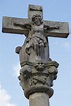 Antiguo crucifijo de piedra blanca con jesús en el cielo azul | Foto ...