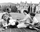 THE BRITISH ROYAL FAMILY, CIRCA 1960 - 8X10 PHOTO (AA-696)