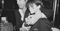 Serge Gainsbourg et sa fille Charlotte Gainsbourg après que celle-ci ...