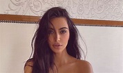 Kim Kardashian gaat viraal in felroze bikini