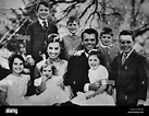 Robert Kennedy y su esposa, Ethel, posan con sus siete hijos. Los niños ...
