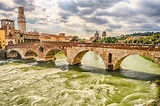 antiguo puente romano llamado ponte di pietra en verona, italia 5564964 ...