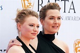 Kate Winslet y su hija, deslumbrantes en la alfombra roja de los Bafta ...