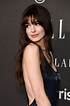 Anne Hathaway trae de vuelta el flequillo de Andy Sachs | Vogue