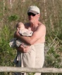 Richard Gere se deja ver junto a su bebé por primera vez durante sus ...