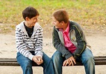 Descargar - Dos adolescentes amigos hablando en el parque — Imagen de ...