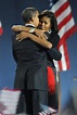 Un maravilloso abrazo de Michelle Obama y su marido