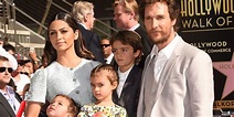Matthew McConaughey pone su estrella con toda su familia