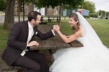 Joven pareja de recién casados ??felices peleando en pulseadas | Foto ...