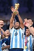 Mundial Qatar 2022: el Kun Agüero levantó la Copa como uno más de la ...