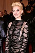 Anne Hathaway's Met Gala 2013 Red Carpet Look Features Blonde Hair ...