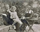 Hermann Hesse (1877-1962), zijn vrouw en kind Hermann Hesse, Rudolf ...