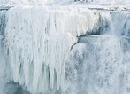 Lo spettacolo delle cascate del Niagara ghiacciate
