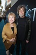 Paula Mae Schwartz y Steve Schwartz en el estreno de 'The Host' en Los ...