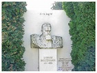 Intermediate Physics for Medicine and Biology: Boltzmann’s Tomb