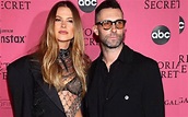 Adam Levine de Maroon 5 y su esposa, la modelo Behati Prinsloo ...