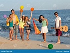 El Grupo De Gente Joven Que Goza De La Playa Va De Fiesta Con La ...
