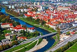 Vista aérea de la ciudad de celje en eslovenia. techos rojos, río y ...