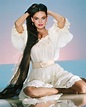 20 Amazing Photos of Crystal Gayle Posing With Her Knee-Length Hair ...