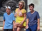 Britney Spears passeia com os filhos de vestido curtinho - Quem | QUEM News