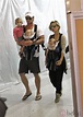 Elsa Pataky y Chris Hemsworth con sus tres hijos en el aeropuerto de ...