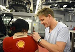 Foto Gordon Ramsay firma un autografo a un dipendente Ferrari - Patentati