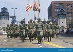 Soldados Que Marchan En Desfile Del Ejército De Estados Unidos, Chicago ...