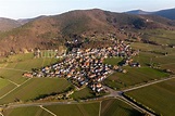 Gleisweiler aus der Vogelperspektive: Dorfsiedlung am Weinbaugebiet in ...