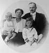 Großherzogin Olga Alexandrowna mit ihrem Mann Nikolai Kulikowski und den Söhnen Tichon und Gurij ...