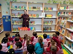 Los niños de 5 años visitan la biblioteca escolar por primera vez
