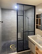 黑砂色鋁框搭配灰色玻璃將浴室的開放空間做半阻隔，阻擋洗澡時水直接噴灑至浴櫃、馬... - 立協 - 鋁框拉門、鋁合金玻璃隔間