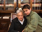 FOTO: AMLO recibe visita de su hijo menor en el Palacio Nacional – N+